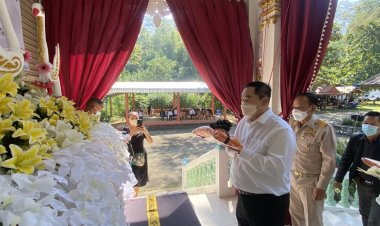 "นายกเคี้ยง"ทอดผ้าไตรบังสุกุลงานฌาปนกิจศพ "แม่หลวงเจียมจิต ยาใจ"ที่สุสานบ้านแม่ละเมา