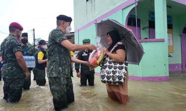 มทภ.4ลงพื้นที่ซับน้ำตาเหยื่อน้ำท่วมนราธิวาส-สั่งทุกหน่วยเร่งช่วยเหลือพี่น้องประชาชนโดยเร็ว