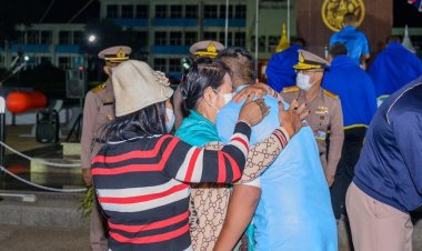 ครอบครัว-เพื่อน โผกอด ให้กำลังใจ กำลังพล เรือหลวงสุโขทัย 54 นายรอดชีวิตเหตุเรืออับปางกลางทะเล