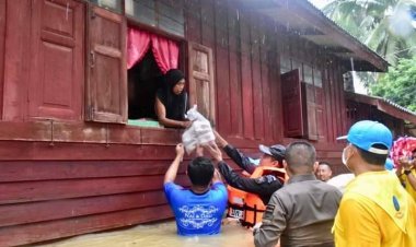 นราธิวาสอ่วม!เหยื่อน้ำท่วมเดือดร้อนหนักกว่า 200,000 คน-จนท.เร่งระดมความช่วยเหลือผู้ประสบอุทกภัย