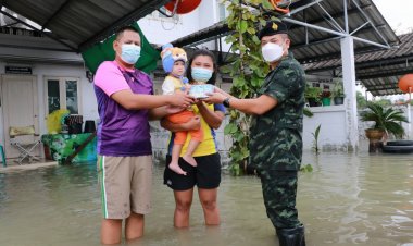 "พล.ต.ไพศาล "รองแม่ทัพภาคที่ 4 พร้อมคณะลงพื้นที่ซับน้ำตาเหยื่อน้ำท่วมเจาะไอร้อง