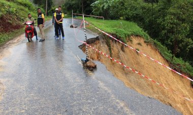ฝนตกหนักต่อเนื่อง ในพื้นที่เบตงดินสไลด์พื้นถนนพังเสียหาย น้ำป่าไหลกัดเซาะแนวตลิ่งใกล้ที่อยู่อาศัยของชาวบ้าน