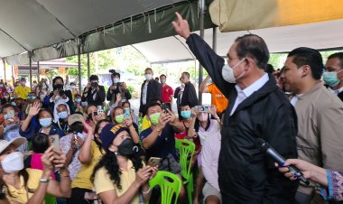 "นายยกตู่" ล่องใต้ซับน้ำตาเหยื่อน้ำท่วมรัตภูมิเมืองสงขลา โชว์ฝีมือ"ผัดกระเพราไก่"แจกชาวบ้าน