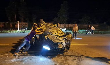 รอดปาฏิหาริย์!หนุ่มเก๋งซิ่งแซงพุ่งเหินข้ามเกาะกลางซัดกระบะพลิกคว่ำหงายท้องพังยับ