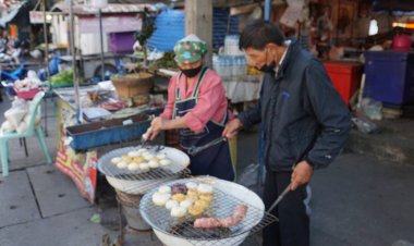 ข้าวจี่"สูตรโบราณ"เมนูยอดฮิตยามเช้า คนศรีสะเกษแห่ซื้นกินคลายหนาวขายดีจนย่างไม่ทัน