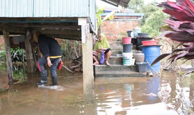 พบยาย 76 ปี เดือดร้อนหนัก วอนสื่อช่วยแจ้งน้ำท่วมบ้านพังไร้หน่วยงานเหลียวแล