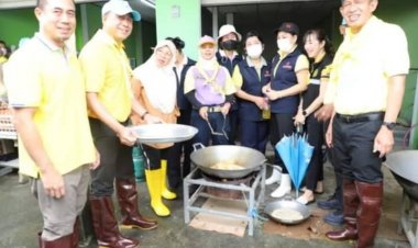 ผู้ว่าฯปัตตานีลุย ลงพื้นที่ทำข้าวไข่เจียวผัดกระเพราไก่แจกผู้ได้รับผลกระทบจากอุทกภัยหนักในพื้นทีตำบลบาราเฮาะ