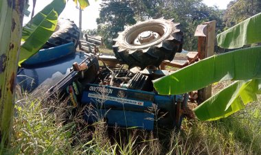 หวิดดับ!หนุ่มพิมายขับรถไถหลับในพลิกคว่ำตกข้างทางโชคดีไม่ถูกรถไถทับตัว