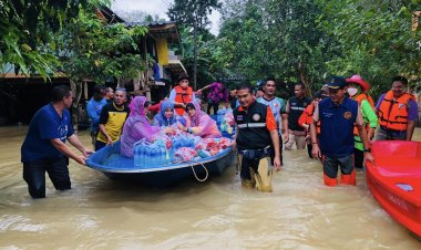 นายอำเภอแม่ลานร่วมกับผู้นำท้องถิ่นลุยน้ำแจกถุงยังชีพบรรเทาผู้ประสพภัยน้ำท่วมต.ม่วงเตี้ย