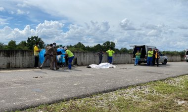 น้ำคลองระบายน้ำ ร.1 ลดระดับ ผงะพบศพถูกน้ำซัดมาเกยตื้นอยู่ริมคลอง