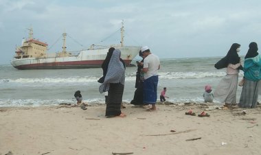 วิกฤตพายุคลื่นสูงในอ่าวไทยพัดเรือสินค้าสัญชาติอินโดเข้าติดชายฝั่งบ้านท่าด่านปัตตานี