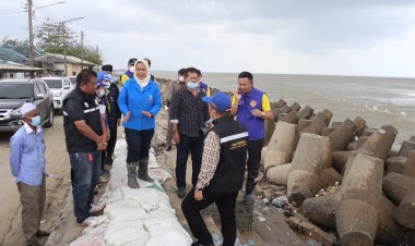 ผู้ว่าฯปัตตานีพร้อมคณะลงพื้นที่ซับน้ำตาเหยื่อน้ำท่วมอำเภอหนองจิก-เมืองปัตตานี