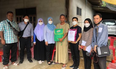 พม.นราธิวาส รุดเยี่ยมครอบครัวนักเรียนปอเนาะที่เสียชีวิตจากน้ำท่วม