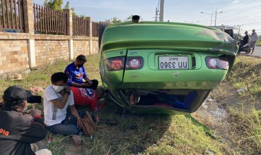 ปาฎิหาริย์หลวงพ่อภักด์!หนุ่มโคราชซิ่งเก๋งกลับบ้านเพื่อนยางระเบิดรถพลิกคว่ำพุ่งชนกำแพงพังรอดเหลือเชื่อ