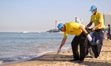 จิตอาสาชลบุรีร่วมกันพัฒนาชายหาดพัทยาปรับภูมิทัศน์และทำความสะอาด เนื่องในวันสมเด็จพระเจ้าตากสินมหาราช