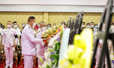 ในหลวงพระราชทานน้ำหลวงอาบศพ และพวงมาลาพระราชทาน หน้าหีบศพ  4 กำลังพล เหตุเรือหลวงสุโขทัยอับปาง