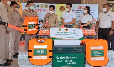 พ่อเมืองศรีสะเกษรับมอบสิ่งของเพื่อสนับสนุนการป้องกันและลดอุบัติเหตุทางถนนในเทศกาลปีใหม่นี้
