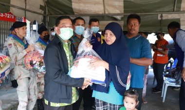 ผู้ตรวจราชการฯเขตตรวจราชการที่ 7 พร้อมคณะ ลงพื้นที่มอบถุงยังชีพเหยื่อน้ำท่วมอ.ตากใบ  และอ.สุไหงโก-ลก