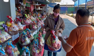 พิษเศรษฐกิจทรุด!กระเช้าผลไม้ราคาถูกยอดขายพุ่งคนขอนแก่นแห่ซื้อส่งความสุขรับปีใหม่