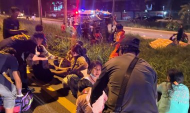 สองแถวทัวร์บุญไหว้ ‘วัดร้างชุมพร’ ยางแตก พลิกคว่ำตกร่องน้ำเจ็บยกคัน 38 ชีวิต