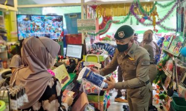 ผกก.สภ.นราธิวาสนำขรก. นำของที่ระลึกพร้อมการ์ดอวยพรปีใหม่มอบให้ปชช.ในเขตเทศบาลเมืองนราธิวาส