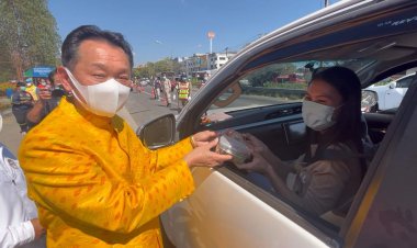 ขอนแก่นที่แจกซูชิหม่ำ-เบอเกอร์หม่ำ-ขนมจีบหม่ำ ให้กับปชช.อิ่มท้องคลายเหนื่อยจากขับขี่