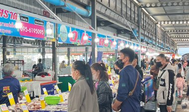 ตลาดแตกคนแห่ซื้ออาหารทะเลไปปิ้งย่างเฉลิมฉลองส่งท้ายปีเก่าต้อนรับปีใหม่ 2566 คึกคัก