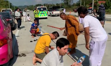 แห่กราบนมัสการ"หลวงตาบุญชื่น"ธุดงค์เข้าสู่ชายแดนตาก ท่ามกลางอากาศหนาวเย็น