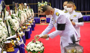 "ในหลวง" พระราชทานน้ำหลวงอาบศพ พวงมาลาหน้าหีบศพ หมอแชมป์พร้อมกำลังพล 2 นาย