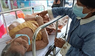 สลด!หนุ่มฉุนยายบ่นเหม็นเหล้าบีบคอแม่วัน 90 ปีหวิดดับ- พี่สาวเห็นใช้มีดฟันคอหนุ่มโดนใบหูขาด