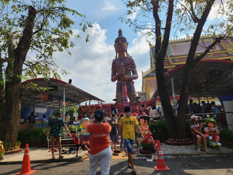 โค้งสุดท้ายประชาชนศรัทธาแห่ขอพร –โชคลาภปู่ท้าวเวชสุวรรณวัดประทุมบูชา