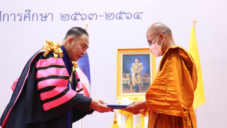 องคมนตรี ประสาทปริญญาบัตรแก่ผู้สำเร็จการศึกษาจากวิทยาลัยนครราชสีมา (วนม.) ประจำปีการศึกษา 2563-2564 จำนวน 1,840 ราย