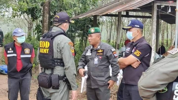 EOD พร้อมด้วยจนท พิสูจน์หลักฐานสงขลา เร่งตรวจสอบวัตถุพยานหลักฐานระเบิด เพื่อหาเบาะแสคนร้ายลอบวางระเบิดรถไฟ ที่ อ.สะเดา