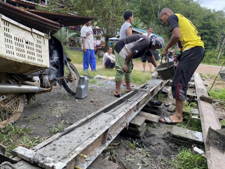 แห่ชื่นชม ศูนย์พัฒนาอาชีพฯ “ชวนทำดี เป็นมือบน เพื่อ พ่อหลวง ”–ร่วมดุอาร์ ขอความสงบให้เกิดขึ้นในสามจังหวัด