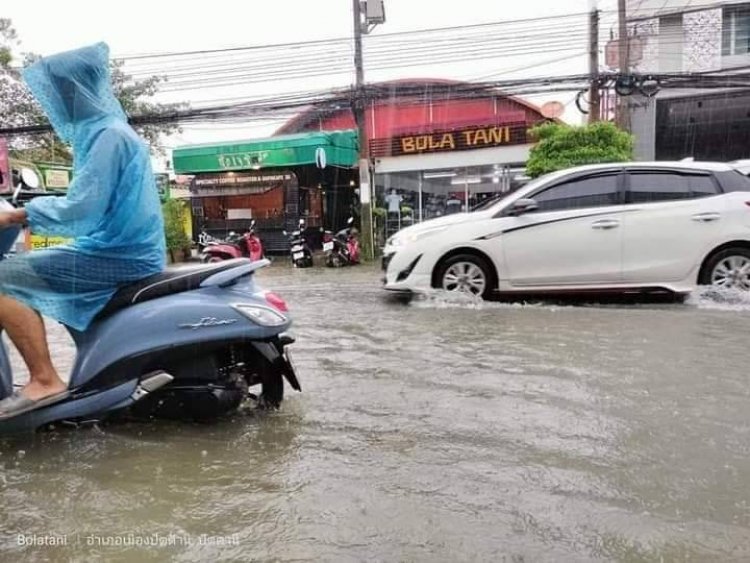 ปัตตานีน้ำท่วมแล้วในหลายพื้นที่เจ้าหน้าที่ต้องระดมกำลังพร้อมทั้งอาสาสมัครเข้าให้การช่วยเหลือ