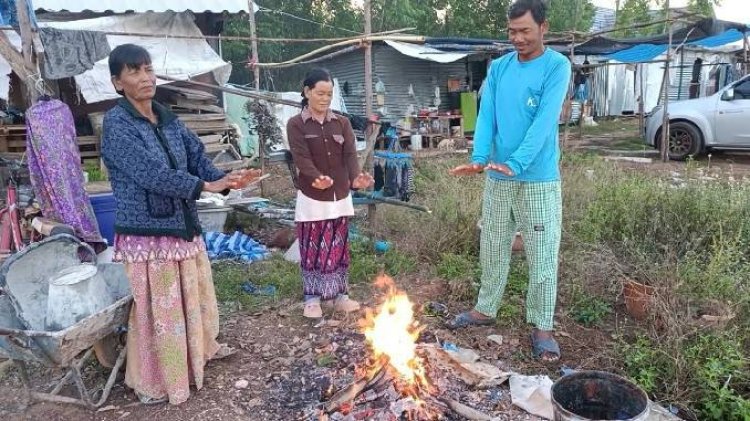 ปราจีนบุรีอุณหภูมิลดฮวบ!หนาวมาอีกรอบ ปชช.ต้อแก้ก่อไฟฝิงคลายหนาวก่อนไปทำงาน