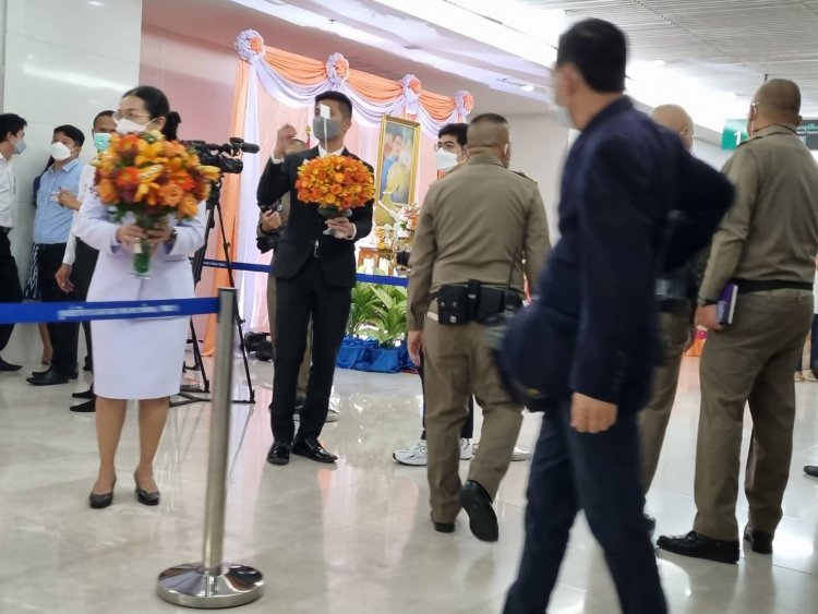พสกนิกรทุกหมู่เหล่า รอนำดอกไมั - ลงนามเยี่ยมพระองค์ภา ชั้น1 ตึกภูมิสิริฯ รพ.จุฬาลงกรณ์