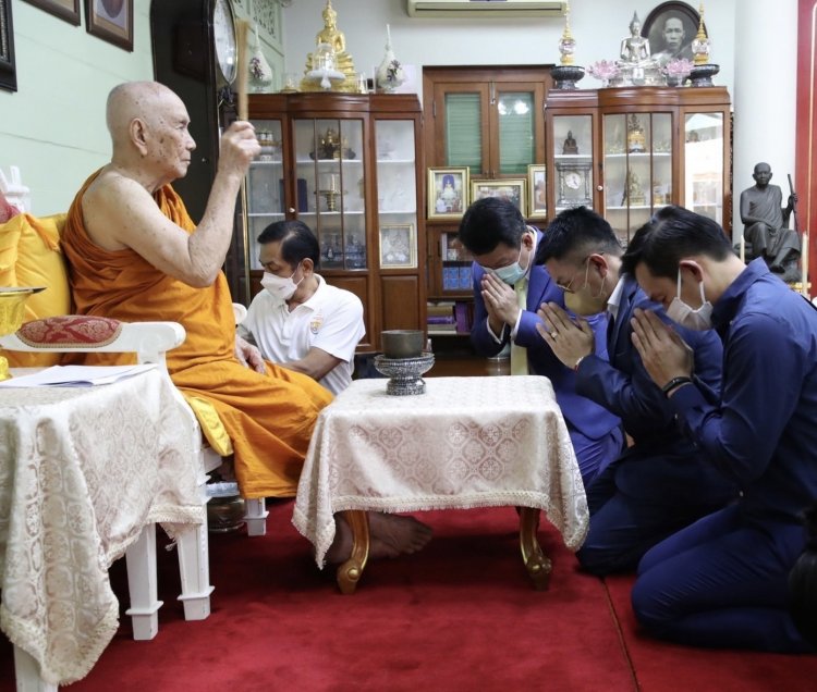 สมเด็จพระสังฆราชโปรดพระกรุณาให้ความเมตตาให้นายกเทศมนตรีตำบลหลุมดิน ราชบุรีและคณะ เข้าเฝ้ากราบนมัสการขอพร