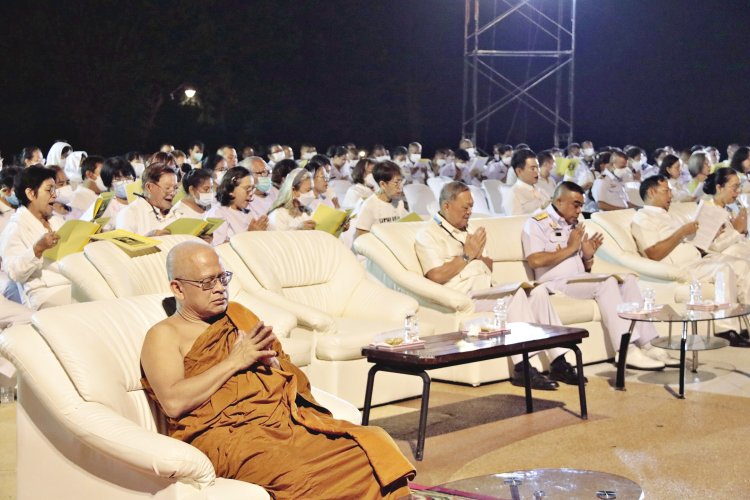 สัตหีบสวดมนต์ นั่งสมาธิ น้อมรำลึกในพระมหากรุณาธิคุณ รัชกาลที่ 9  และถวายองค์ภาฯ ให้หายจากอาการประชวร