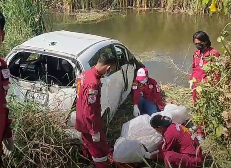 พบรถเก๋งตกคูน้ำข้างทาง ริมถนนสาเอเชีย ใกล้นิคมอุตสาหกรรมไฮเธคมีผู้เสียชีวิต 1 ศพ