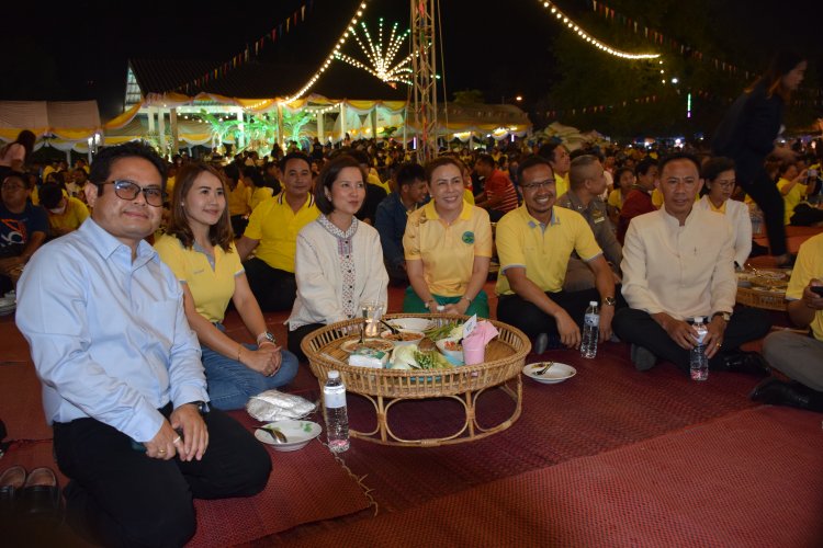 "ตรีนุช เทียนทอง" รมว.ศึกษาฯ ร่วมกิจกรรมพาแลง งานทอดผ้าป่าข้าวเปลือก วัฒนานคร