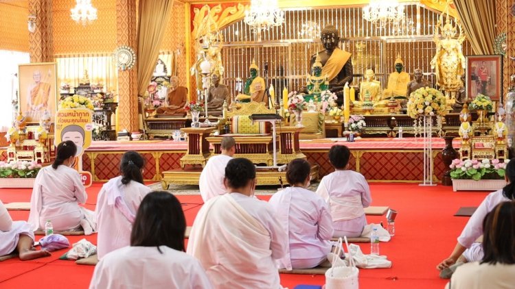 แม่ชีโคราช ร่วมสวดมนต์บูชาธรรม อธิษฐานจิตส่งกำลังใจถวายพระพรให้ เจ้าฟ้าพัชรกิติยาภา