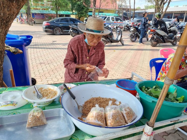 "ปลาแนม" อาหารว่างโบราณ หากินยาก สูตรเด็ดร้านป้าน้อย เจ้าเดียวที่ยังเหลืออยู่คู่เมืองปราจีนบุรี