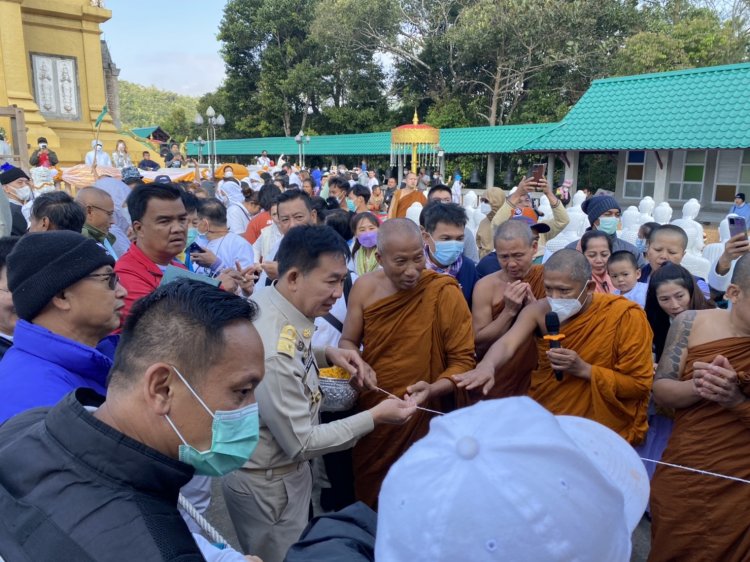 นอภ.แม่สอด- พระอธิการเชาว์ –ผู้ใหญ่หมี ร่วมทำบุญใหญ่พิธีชักพระพุทธรูป ขึ้นประดิษฐาน รอบองค์มหาเจดีย์ศรี 63 องค์