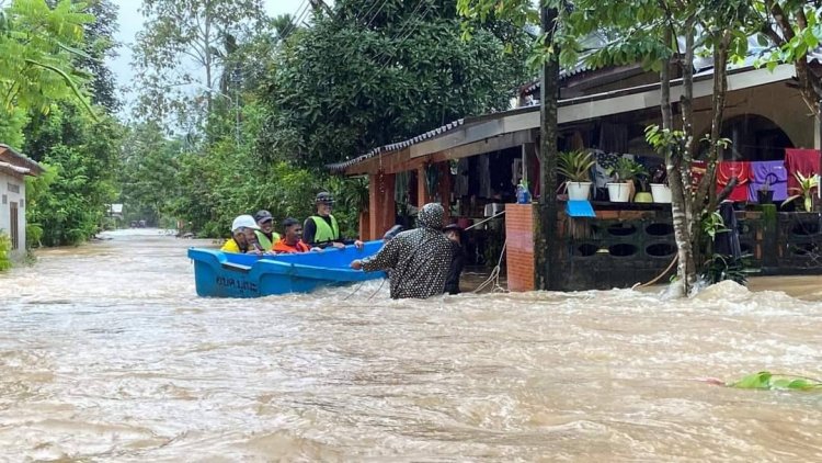 ผบ.ฉก.นราธิวาส ย้ำชัด “เคียงข้างประชาชน”ระดมกำลังพล ช่วยอพยพปชช.อาศัยที่ปลอดภัย