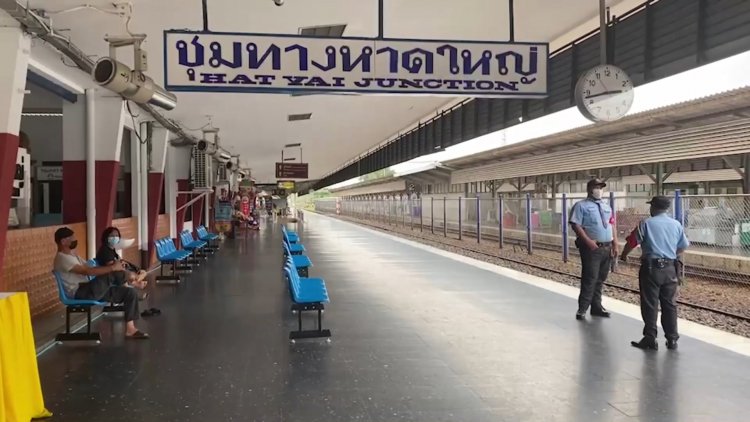 รถไฟสายใต้หาดใหญ่งดบริการหลังน้ำท่วมกัดเซาะรางรถไฟและดินสไลนด์ 2 จุดสงขลา (ชมคลิป)