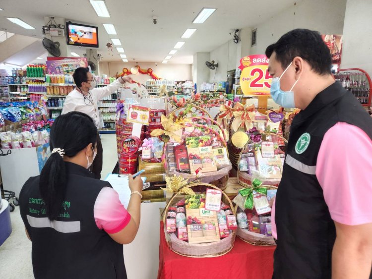 สธ.เบตงออกตรวจร้านจำหน่ายกระเช้าของขวัญปีใหม่สร้างความเชื่อมั่น คุ้มครองผู้บริโภค