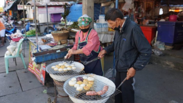 ข้าวจี่"สูตรโบราณ"เมนูยอดฮิตยามเช้า คนศรีสะเกษแห่ซื้นกินคลายหนาวขายดีจนย่างไม่ทัน