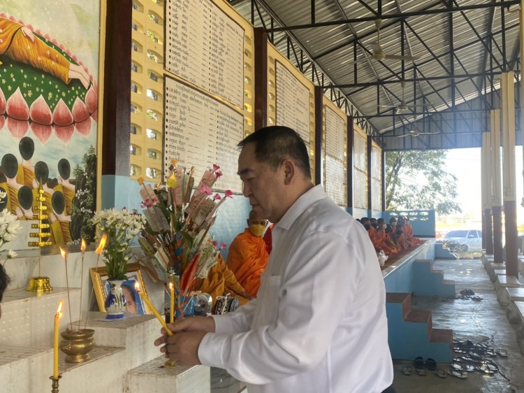 "นายกเคี้ยง"-ประธานพิธีจุดธูป-เทียน ทอดผ้าไตร บังสุกุล งานฌาปนกิจศพ "แม่หลวงยุ้ย แก้วใจดี”
