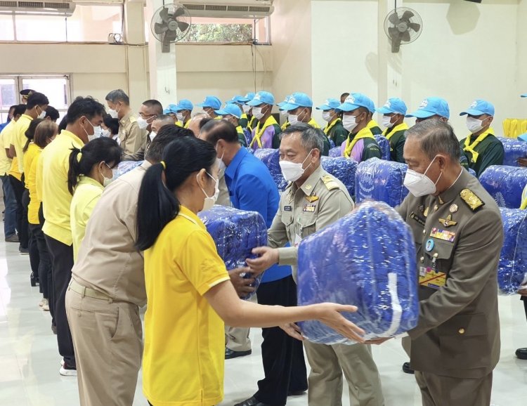 หนาวนี้ ในหลวงห่วงใย  ทรงพระราชทานผ้าห่มผู้ประสบภัยหนาว-ยาสามัญประจำบ้านแก่พสกนิกรปราจีนฯ